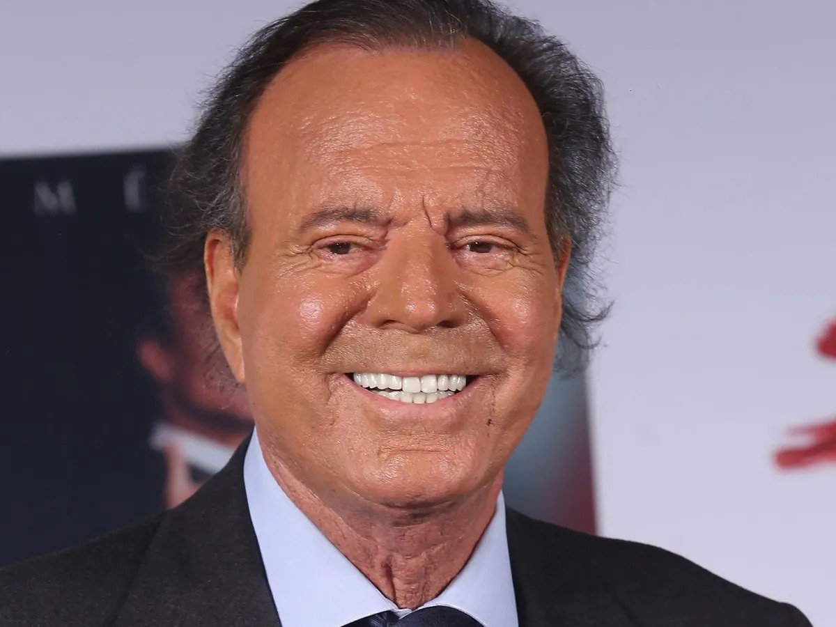 Julio Iglesias Music Artist Profile